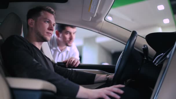 現代の車のディーラーでクライアントを支援販売マネージャーのクローズ アップ — ストック動画
