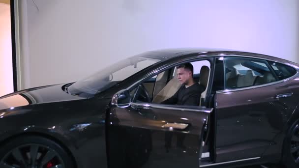 Mužské Prodej Manager Pomáhá Klientovi Moderní Automobil Prodejce — Stock video