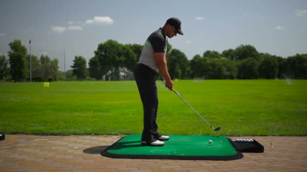 Junger Mann Spielt Sommer Golf Auf Grünem Gras Golfclub — Stockvideo