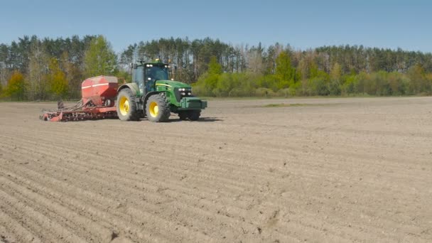 Man Zwarte Shirt Rijden Combine Harvester Veld — Stockvideo