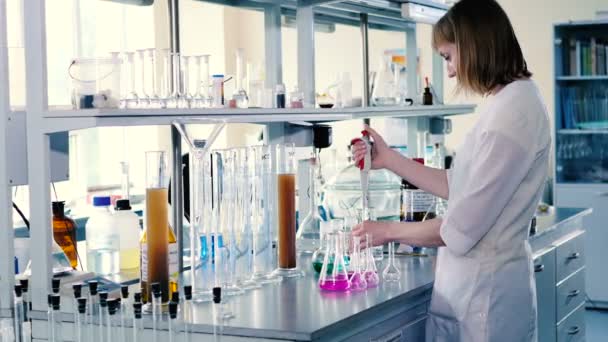 Mujer Rubia Uniforme Blanco Trabajando Con Tubos Ensayo Laboratorio Moderno — Vídeo de stock