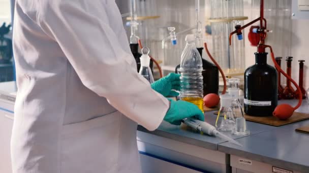 白色制服的年轻黑发妇女在现代实验室工作 — 图库视频影像