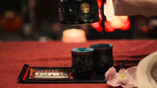 Bela Mulher Roupão Branco Beber Chá Tradicional Salão Spa Tailandês — Vídeo de Stock