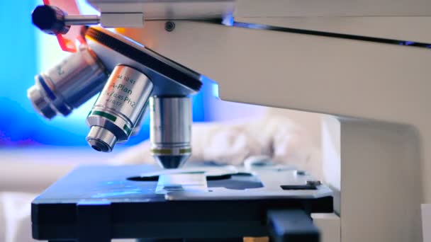 Mulher Uniforme Branco Trabalhando Com Microscópio Laboratório Moderno — Vídeo de Stock