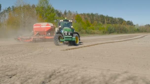 Männliche Fahrt Mit Mähdrescher Auf Feld — Stockvideo