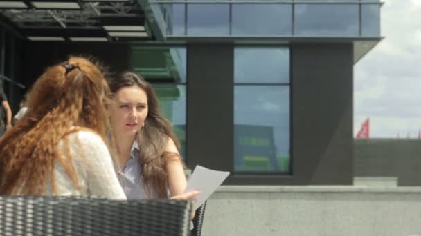 Jeunes Femmes Affaires Travaillant Ensemble Café Extérieur Sur Fond Bâtiment — Video