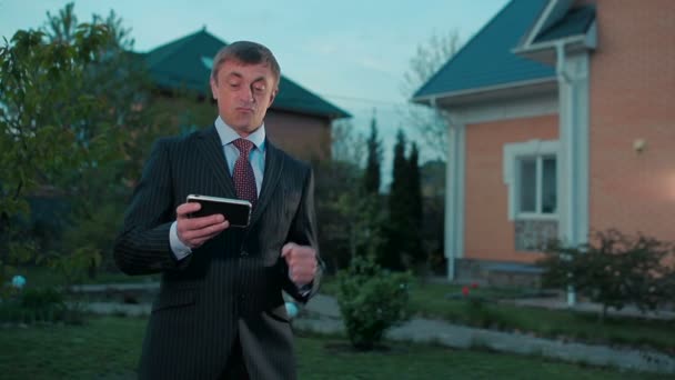 Glücklicher Geschäftsmann Anzug Mit Digitalem Tablet Auf Bauhintergrund — Stockvideo