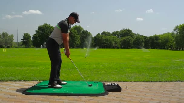 Junger Mann Spielt Sommer Golf Auf Grünem Gras Golfclub — Stockvideo