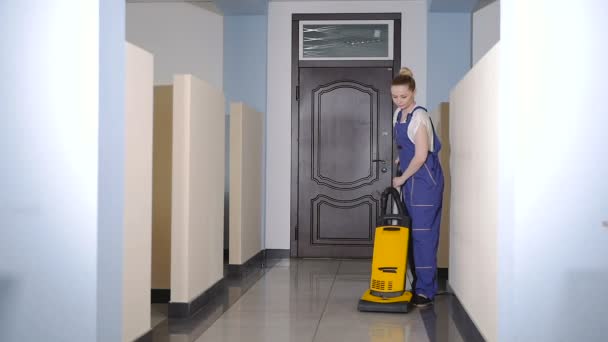 Jovem Mulher Trabalho Uniforme Escritório Limpo Com Aspirador Homem Fundo — Vídeo de Stock