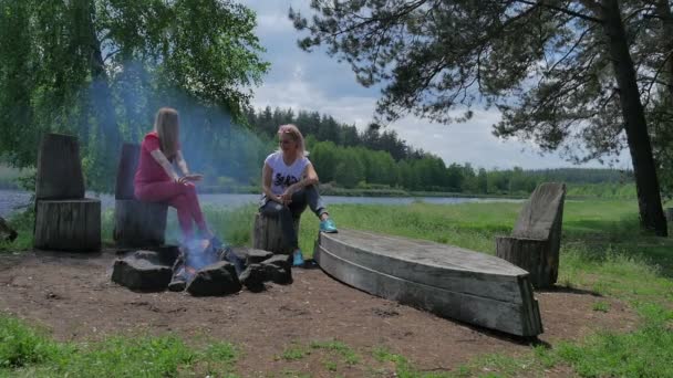屋外の自然湖に近い緑の森でリラックスできる人 — ストック動画