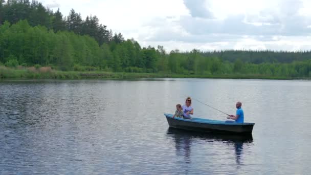 可爱的家庭在小船上湖在绿色公园 人钓鱼 — 图库视频影像