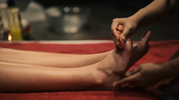 Femelle Uniforme Rouge Faisant Massage Traditionnel Des Pieds Thaï Dans — Video