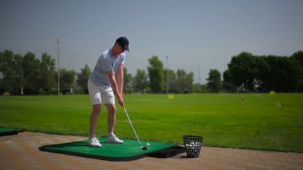 若い男は夏のゴルフ クラブでの緑の草の上ゴルフします — ストック動画