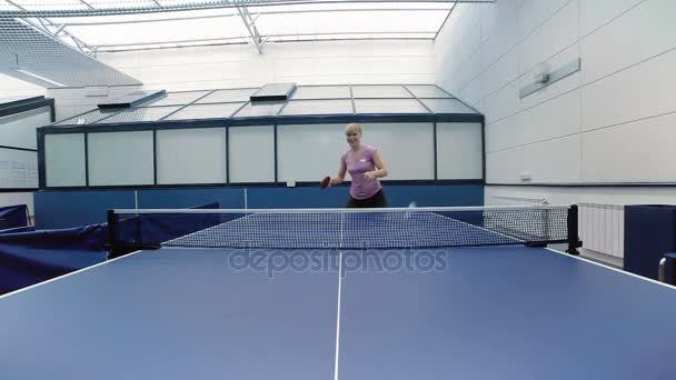 Femme jouer au tennis intérieur — Video