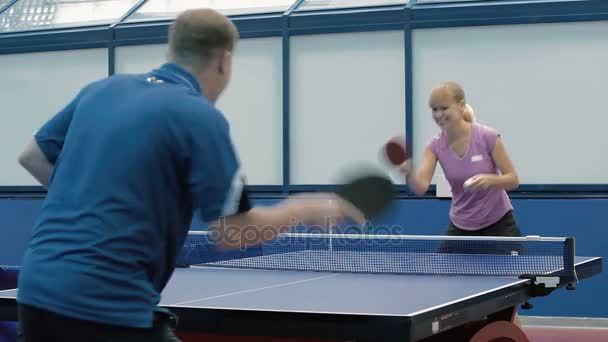 Femme avec homme jouer au tennis — Video