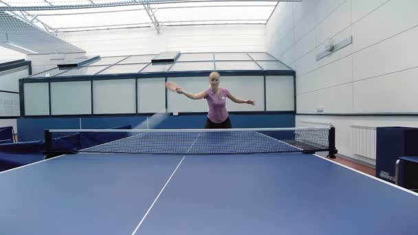Mujer jugar tenis interior — Vídeo de stock