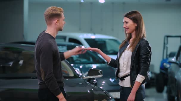 Jeune Couple Tenant Clé Nouvelle Voiture Moderne Dans Concessionnaire — Video