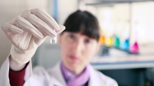 Primer Plano Hembra Guante Blanco Trabajando Con Tubo Ensayo Laboratorio — Vídeo de stock