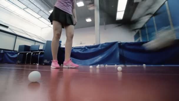 Mujer en uniforme deportivo con pelotas — Vídeo de stock