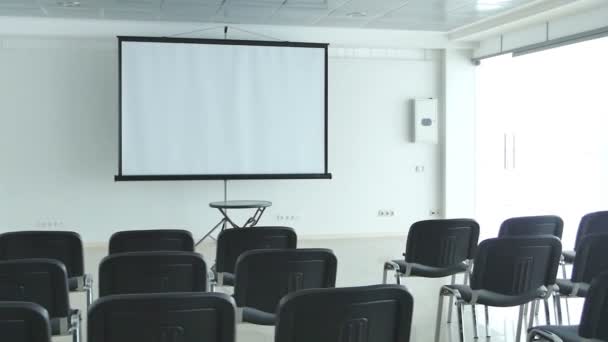 现代商业建筑中的黑椅空厅 — 图库视频影像