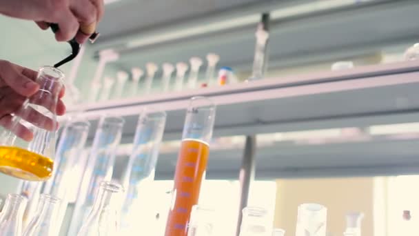 Yakın Çekim Erkek Modern Laboratuvar Test Tüpü Içinde Içki Ile — Stok video