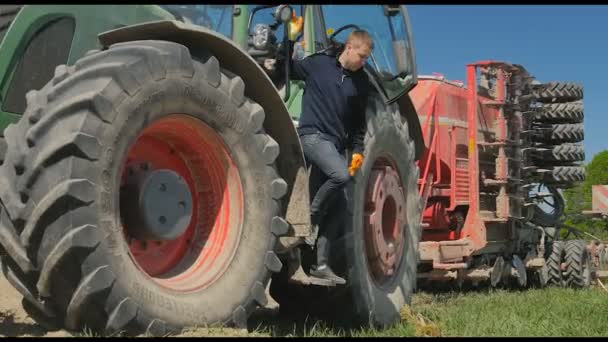 Man Zwarte Shirt Met Gele Handschoenen Buurt Van Combineren Harvester — Stockvideo