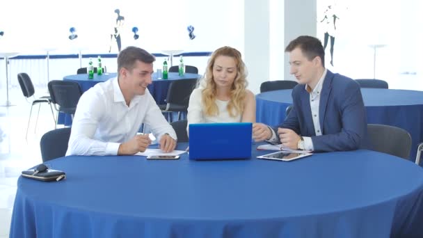 Sarışın Kadınla Modern Ofis Binasında Çalışan Genç Adamları — Stok video