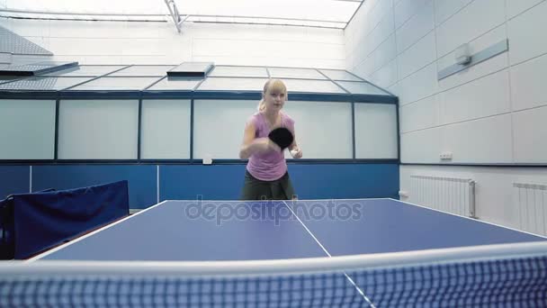 Femme en uniforme de sport jouer au tennis — Video