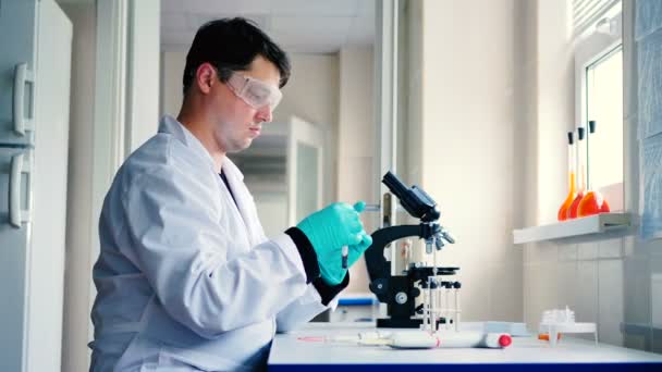 Giovane Assistente Laboratorio Uniforme Bianca Che Lavora Con Provette Nel — Video Stock