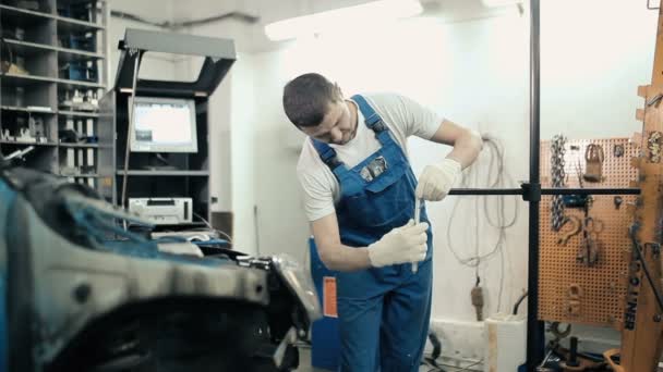 Mechanik práce s autem — Stock video