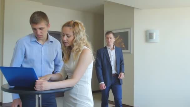 Jeunes Hommes Affaires Travaillant Avec Une Femme Blonde Dans Immeuble — Video