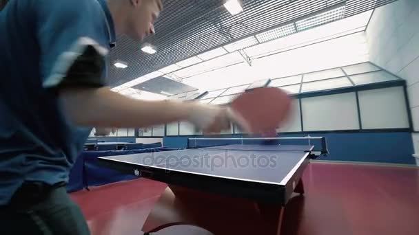 Par i sport uniform spela tennis — Stockvideo