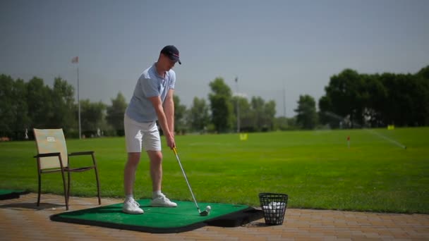 Ung Man Spela Golf Grönt Gräs Sommaren Golfklubb — Stockvideo