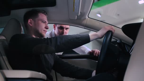 現代の車のディーラーでクライアントを支援男性の販売マネージャー — ストック動画
