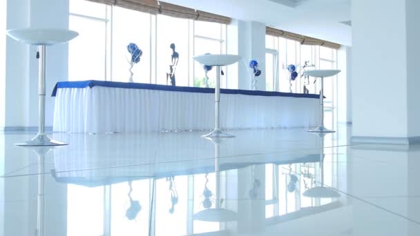 Interior Vazio Com Mesa Azul Cadeiras Edifício Negócios Moderno — Vídeo de Stock