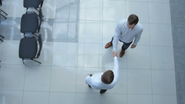 Jóvenes Hombres Negocios Apretón Manos Moderno Edificio Oficinas — Vídeo de stock