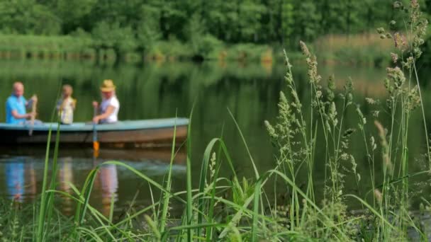 Encantadora Familia Barco Lago Bosque Verde — Vídeos de Stock