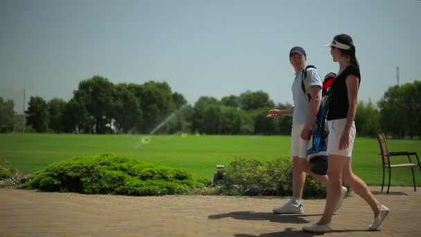 Jovem Casal Andando Grama Verde Clube Golfe — Vídeo de Stock