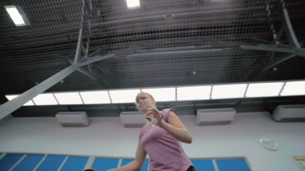 Блондинка играет в теннис — стоковое видео