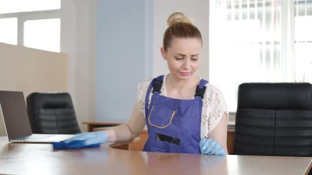 Young Woman Work Uniform Clean Office — Stock Video