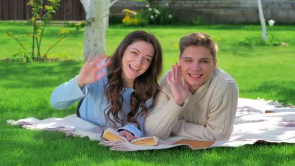 Joven Hombre Mujer Leer Libro Relajarse Jardín Verde Primavera — Vídeo de stock