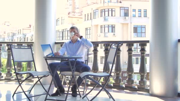 Jonge Business Man Drinken Koffie Het Balkon Van Het Moderne — Stockvideo