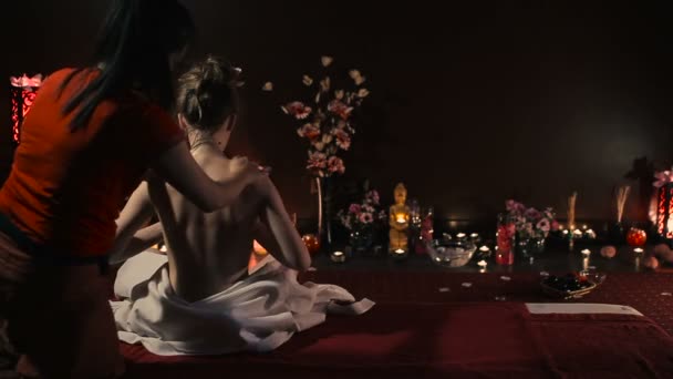 Asiatisk Kvinna Röd Uniform Gör Traditionell Thailändsk Massage Spasalong — Stockvideo