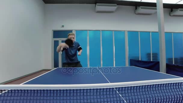 Sportlicher Mann spielt Tennis — Stockvideo