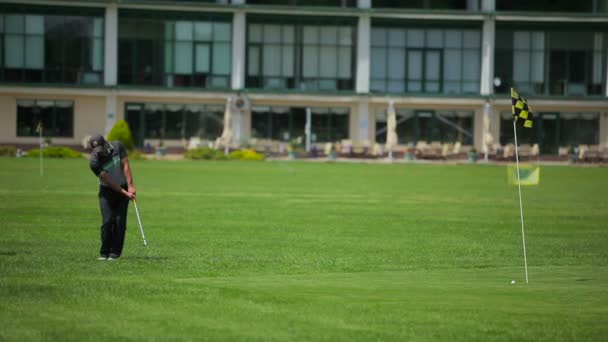 Jeune Homme Jouer Golf Sur Herbe Verte Été Dans Club — Video