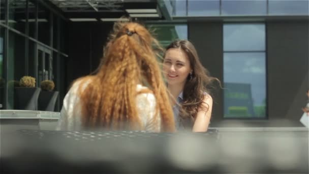 Jonge Zakelijke Vrouwen Werken Samen Bij Outdoor Cafe Modern Gebouw — Stockvideo