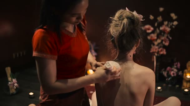 Asiatico Femmina Rosso Uniforme Fare Tradizionale Tailandese Massaggio Utilizzando Impacco — Video Stock