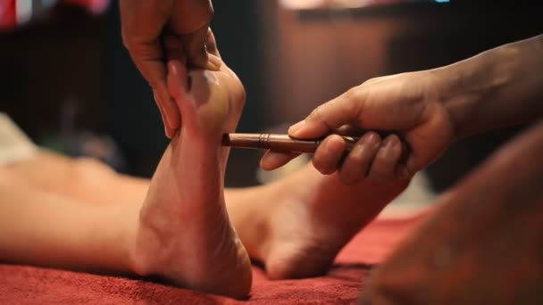 Female Red Uniform Doing Traditional Thai Massage Foot Spa Salon — Stock Video