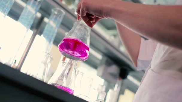 Mujer Uniforme Blanco Trabajando Con Tubos Ensayo Laboratorio Moderno — Vídeo de stock