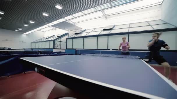 金发女子与男子打网球 — 图库视频影像